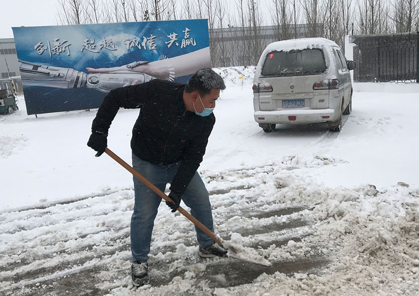 尊龙凯时人生就是博机械：冬日扫雪、天寒暖人心