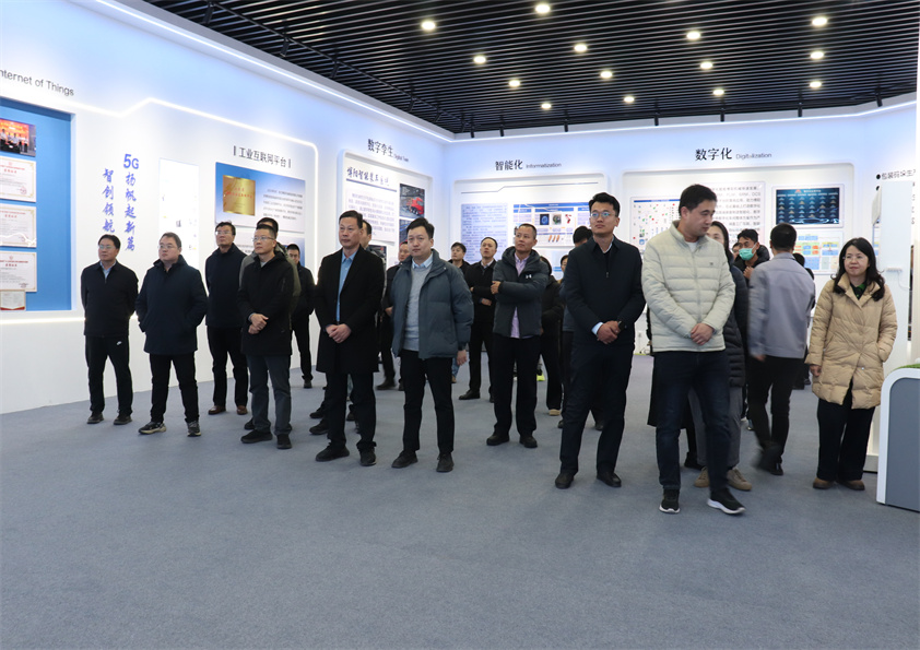 潍坊市委党校进修班一行到安丘尊龙凯时人生就是博机械参观考察