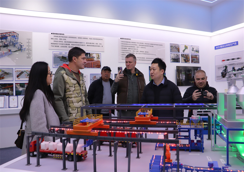 俄罗斯莫斯科州柳别尔齐市市长代表团莅临尊龙凯时人生就是博机械考察交流