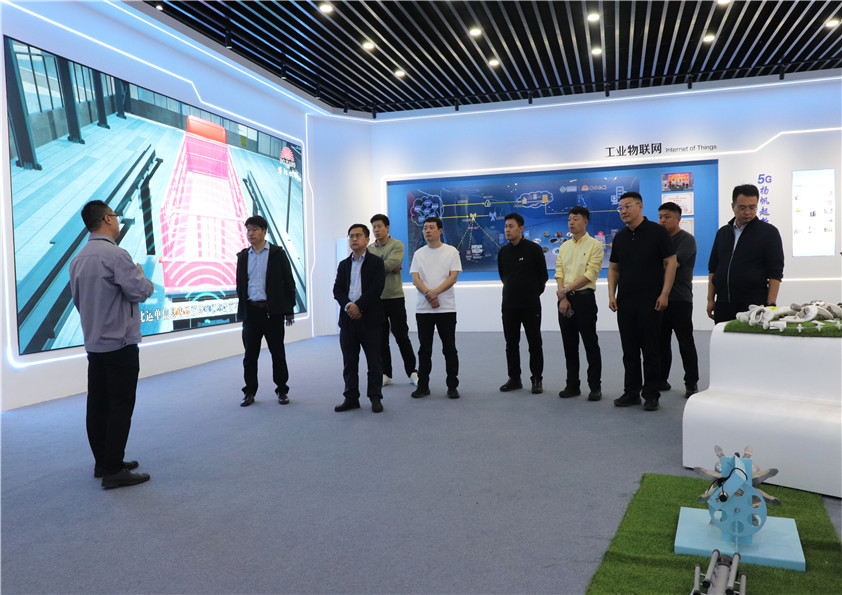 安丘市新生代创业者商会成员一行莅临安丘尊龙凯时人生就是博机械考察交流